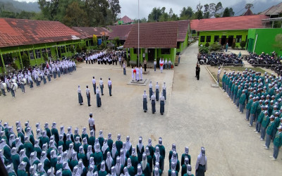 Tanamkan Disiplin dan Keselamatan Berlalu Lintas, MAN 1 Lampung Barat Gandeng Polres dalam Upacara Senin